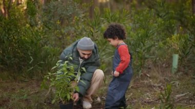 Bir babanın küçük oğluna bahçeye ağaç dikmeyi öğrettiği, doğaya olan sevgiyi beslediği sıcak bir an..