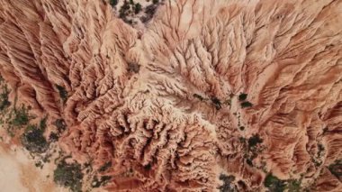 Sersemletici hava manzarası geniş kum tepelerindeki karmaşık erozyon şekillerini gösteriyor. Görüntü, doğal güzelliği ve manzaranın detaylı dokusunu yakalar..