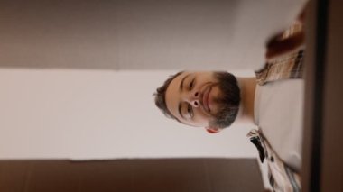 Eşsiz bir perspektiften boks yapmanın heyecanını yakalayın, bir teslimat kutusunu coşkuyla açan bir adamı gösterin, yeni bir sipariş almanın sevincini canlandırın..