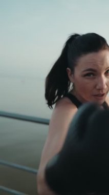 Boks eldivenleri üzerine odaklanmış bir kadının bakış açısı, azim ve güç gösterisi..