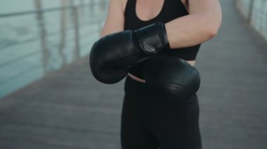 İki aktif kadın boks eldivenlerini giyip sportif boks antrenmanına hazırlanıyor..