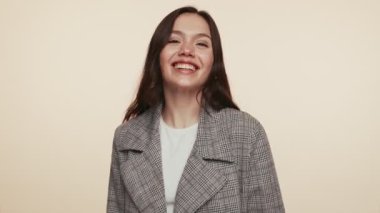 Bir birey baştan çıkarıcı bir duruş sergiler, bir omuz dansını ima eder, zarafet ve güven yayar..