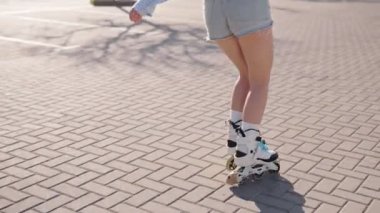 Bir insan, gün ışığında tuğla bir yolda paten kaymaktan, açık havada hareket etmekten ve açık havada hareketlenmekten hoşlanır..