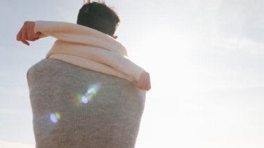 Temiz bir gökyüzünün dingin zeminine karşı boks eğitimi veren enerjik bir kadın gösterisi..