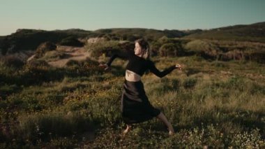 Arkaplanda manzaralı, güzel, doğal bir alanda kavramsal dans eden bir kadının tüm vücut uzunluğu..