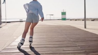 Güzel bir gündoğumu sırasında kaldırımda paten kayan genç bir kadının arka planı..