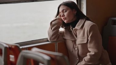 Huzurlu genç bir kadın feribotta kestiriyor, huzurlu bir an..