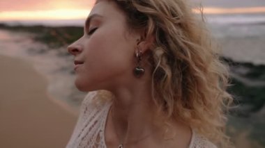 Gün batımında sakin bir sahilin soyut görüntüsü, sükunetin ve zerafetin özünü yakalıyor..