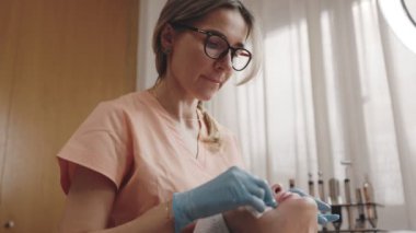 Profesyonel güzellik uzmanı, güzellik salonu ortamında bir kadın müşteriye cilt bakımı sunuyor, bakım ve uzmanlık gösteriyor..