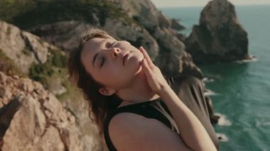 Bir kadın deniz kıyısındaki zarif dansla doğayla derin bir bağ kurar. Huzur ve özgürlüğü çağrıştırır..