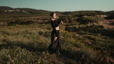 Bir kadın, huzurlu bir alanda, sanatsal ifade ve özgürlüğü somutlaştıran, kavramsal bir dans sergiliyor..