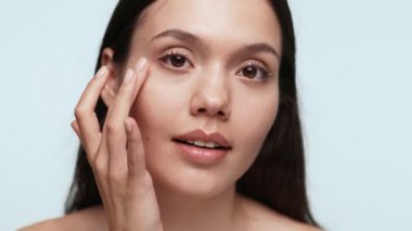 Makyajını nazikçe yapan bir kadının akşam yemeğine hazırlanması. Güzellik ve zarafete odaklanmış..