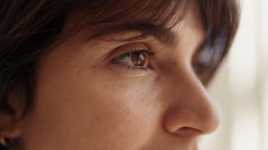 Yetişkin, esmer bir kadının, gözlerini açıp derin duygular ve derin düşüncelere daldığı detaylı bir yakın çekim görüntüsü..