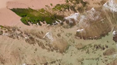 Turkuaz suyun kumlu kıyıya nazikçe dolaştığı, doğanın büyüleyici bir dansını yarattığı, seyahat, rahatlama ve doğa temalı projeler için ideal olduğu bu hava manzaralı el değmemiş sahil şeridi..