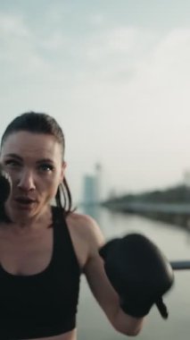 Boks eldivenleri üzerine odaklanmış bir kadının bakış açısı, azim ve güç gösterisi..