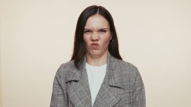 Komik bir görüntü, bir kadının komik, kızgın bir jest yaparken, şık bir ceket giydiğini gösteriyor..