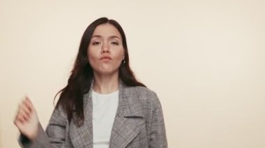 Komik ve neşeli esmer genç bir kadın ofis ortamında yalnız dans etmekten zevk alıyor. İş-yaşam dengesinin zevkini yakalar.
