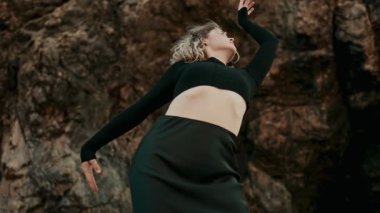 Dinamik çağdaş bir dansçı, doğal kayalık bir arka plana karşı anlamlı hareketler sergiler, hareket halindeki özgürlük ve sanatsallığı sergiler..