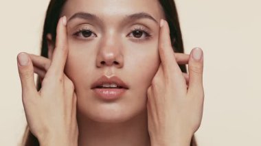 Güzellik kavramını yakalayan bir yakın çekim görüntüsü bir insanın kendi pürüzsüz ve pürüzsüz tenine nazikçe dokunmasıdır..