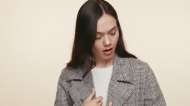 Modayı takip eden biri, modaya uygun bir ekose ceket giyip kendine güveni ve neşesi yayarken yakalandı..