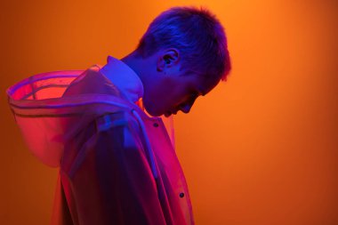 Renkli neon ışıkta duran bir kadının yaratıcı portresi fütüristik bir havayı çağrıştırıyor..