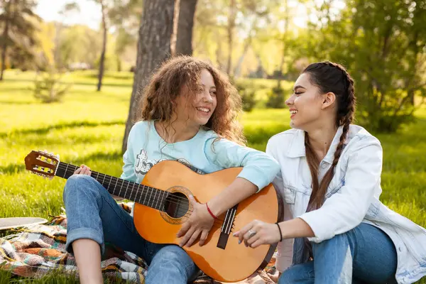 İki arkadaş dışarıda güneşli bir parkta oturup, gitar çalarak ve birlikte vakit geçirerek, arkadaşlığı, mutluluğu ve müzik aşkını mükemmel bir şekilde yakalıyorlar..