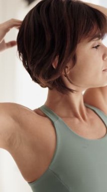 Kadın vücudunun ve boynunun huzurlu bir yakın çekimi. Yoga yaparken yakalanmış, sükunet ve odaklanma yayıyor..