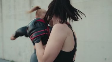 Spor yapan iki atletik kadın antrenman partnerleri olarak boks antrenmanına odaklanıyorlar..