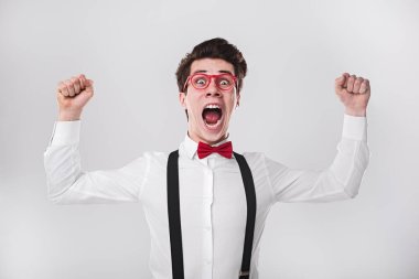 Kırmızı papyon takan ve şık gözlükler takan neşeli genç bir adam..