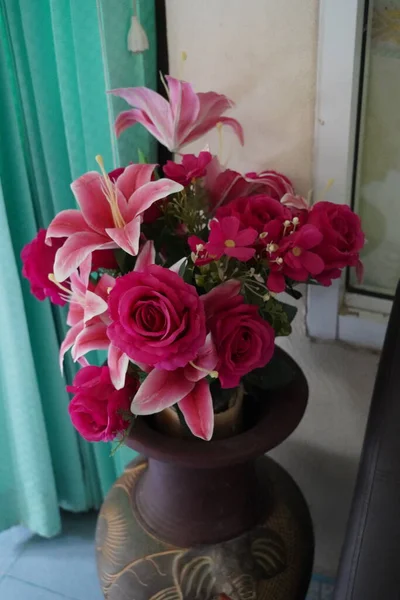 Plastikowy Kwiat Bukiet Domu — Zdjęcie stockowe
