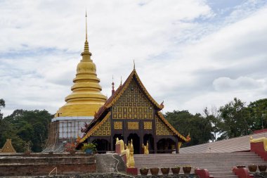 Wat Par Lahan Sai göl turistlerinin en güzel tapınağı 24 Temmuz 2023, Buriram Tayland.