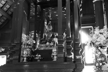 Wat Par Lahan Sai 'deki Buda heykeli. Gölet turistlerinin en güzel yapı tapınağı. 24 Temmuz 2023, Buriram Tayland..