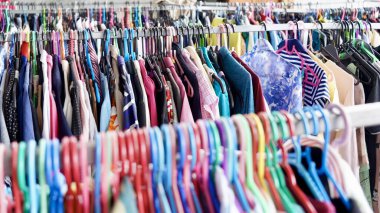 Gömlekler pazar yerindeki çamaşır ipinde asılı..