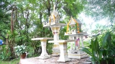 Ev Tanrısı türbesi, Joss Evi, Tapınak, Tören.