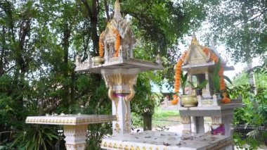 Ev Tanrısı türbesi, Joss Evi, Tapınak, Tören.