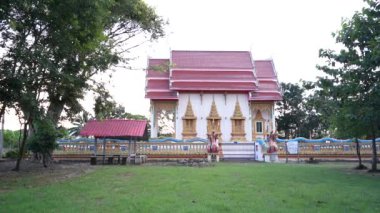 Budist tapınağı Tayland 'da meditasyona davet ediliyor.