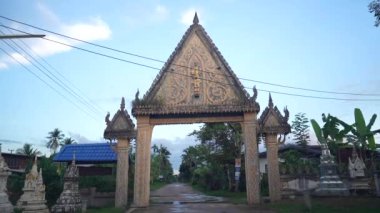 Budist tapınağı Tayland 'da meditasyona davet ediliyor.