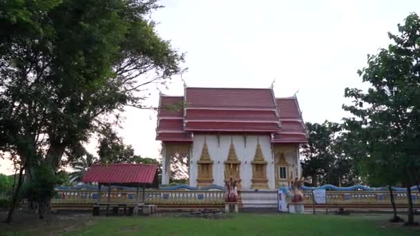 Buddyjska Świątynia Spokojnym Otoczeniu Zapraszająca Medytacji Tajlandii — Wideo stockowe