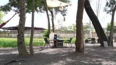 Açık hava mobilya kamp sahnesi zarif ve kullanışlı. Sandalye masası arka bahçe sandalyesi serinliyor..