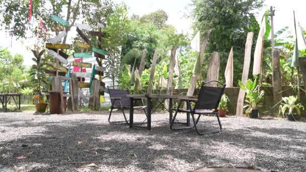 우아하고 실용적인 테이블 장소를 식히는 정원에 복고풍 — 비디오