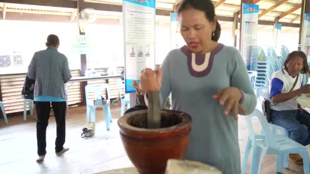 Une Première Femme Martèle Une Salade Papaye Novembre 2023 Buriram — Video