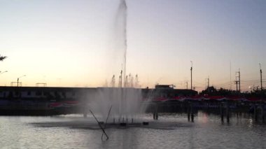 Doğal şelale yeşil tropikal orman model elektroniği.