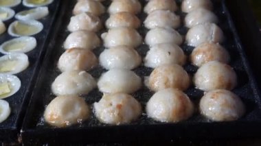 Takoyaki peyniri ve ahtapot sokak yemeklerine yaklaşır..