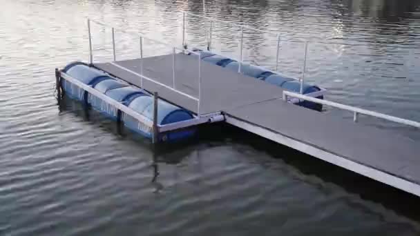 Raft Jembatan Mengambang Sisi Sungai — Stok Video