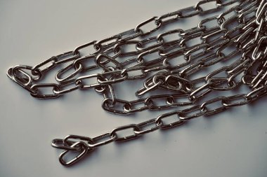 İzole edilmiş beyaz arkaplanda zincir kapat.