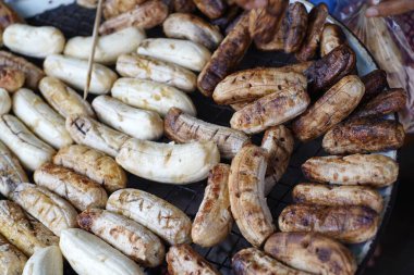 Izgara muz, kızarmış muz, yanında Hindistan cevizi ve vanilya karamel, tatlı Tayland yemeği..