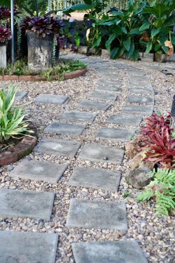 Zemin için taşlar, bahçelerde yürüme yolları doğa, zemin, geçit, patika, patika, patika ya da doğa ile yürüme ve bir binanın farklı bölümlerini birleştirme için geçitler..
