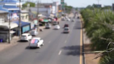 Bulanık araba trafiği, araba kirliliği, Nangrong yolundaki trafik sıkışıklığı, Tayland.