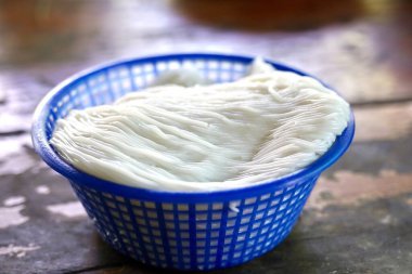 Khanomjeen namyapa, pirinçli vermicelli ve körili balık, Tayland yemeği..