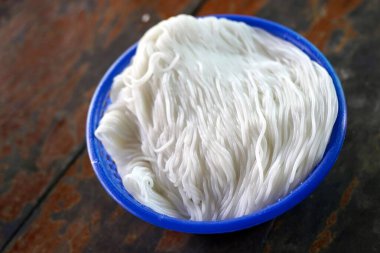 Khanomjeen namyapa, pirinçli vermicelli ve körili balık, Tayland yemeği..